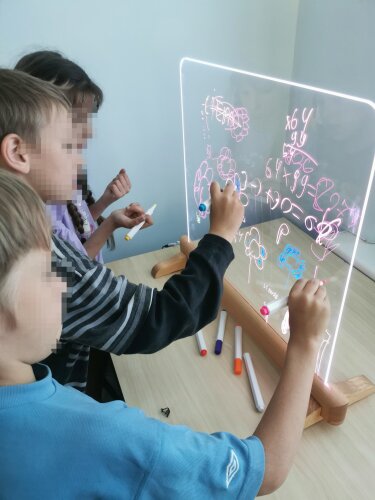 Teismo darbuotojų dovana vaikams – šviečiantis molbertas 