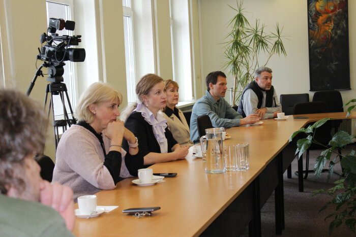 Gausus būrys Šiaulių regione dirbančių žurnalistų pasveikinti su profesine švente