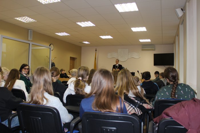 Per Lietuvos teismų dieną – susitikimai, teismo posėdžio inscenizacija ir intelektualus žaidimas „Protų kovos“ 