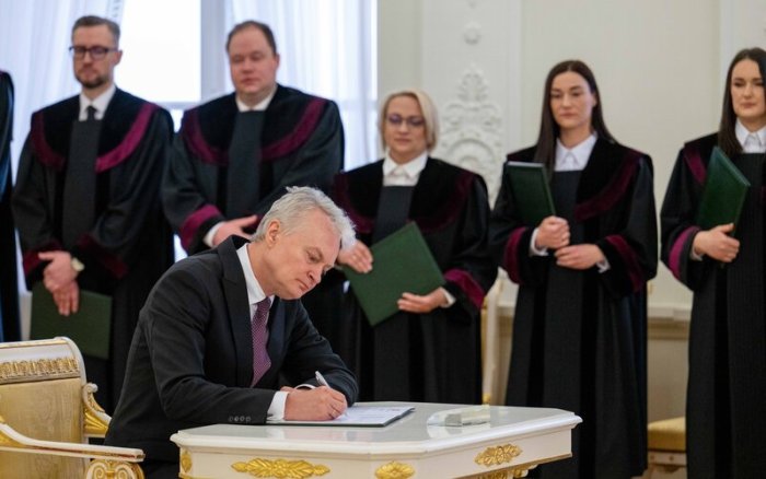 Prezidentūroje prisiekė trys nauji Šiaulių apylinkės teismo Šiaulių rūmų teisėjai 
