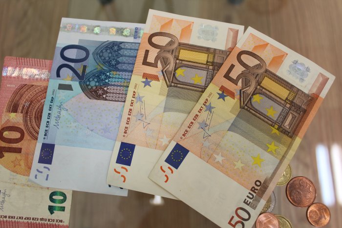 Teisme pradėta nagrinėti savitarnos automobilių plovyklas apvogusių užsieniečių byla
